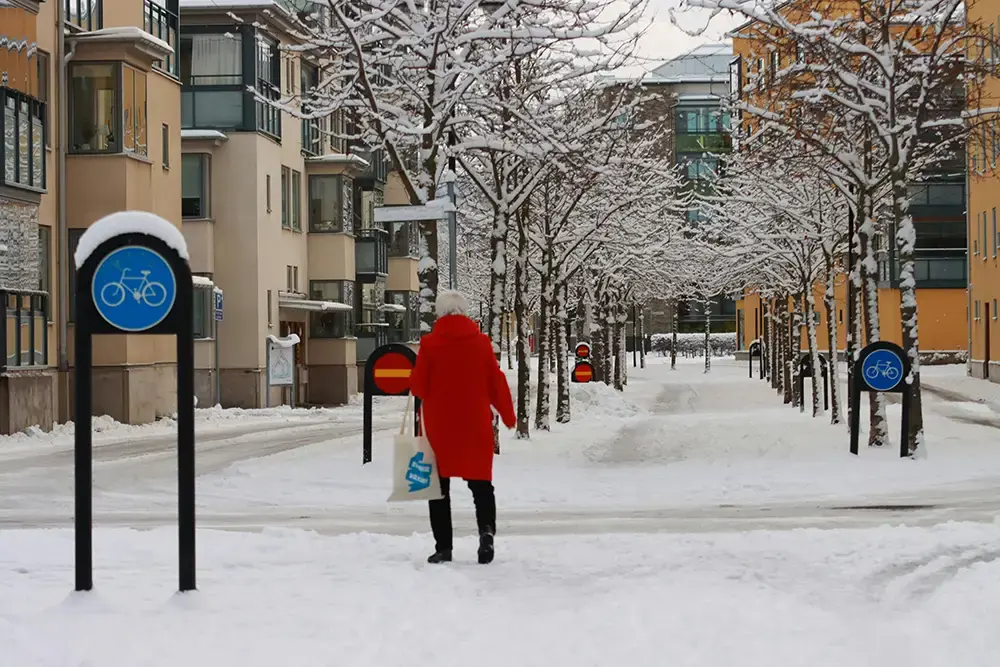 kvinna går i snöllandskap